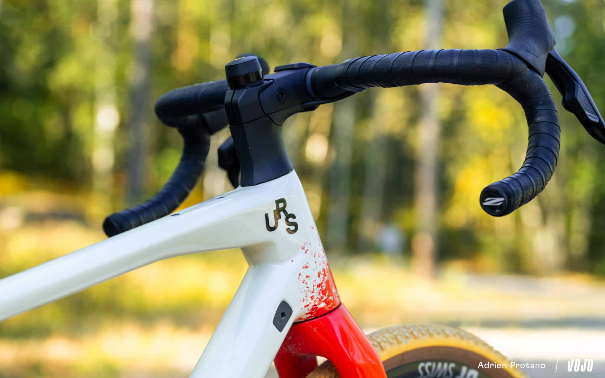 https://www.vojomag.com/app/uploads/2025/09/Nordic Gravel Series Lathi Falling Leaves Gravel test avis comparaison Vojo nouveaute La Cluzaz A.Protano 1 14 2048x1280.jpg