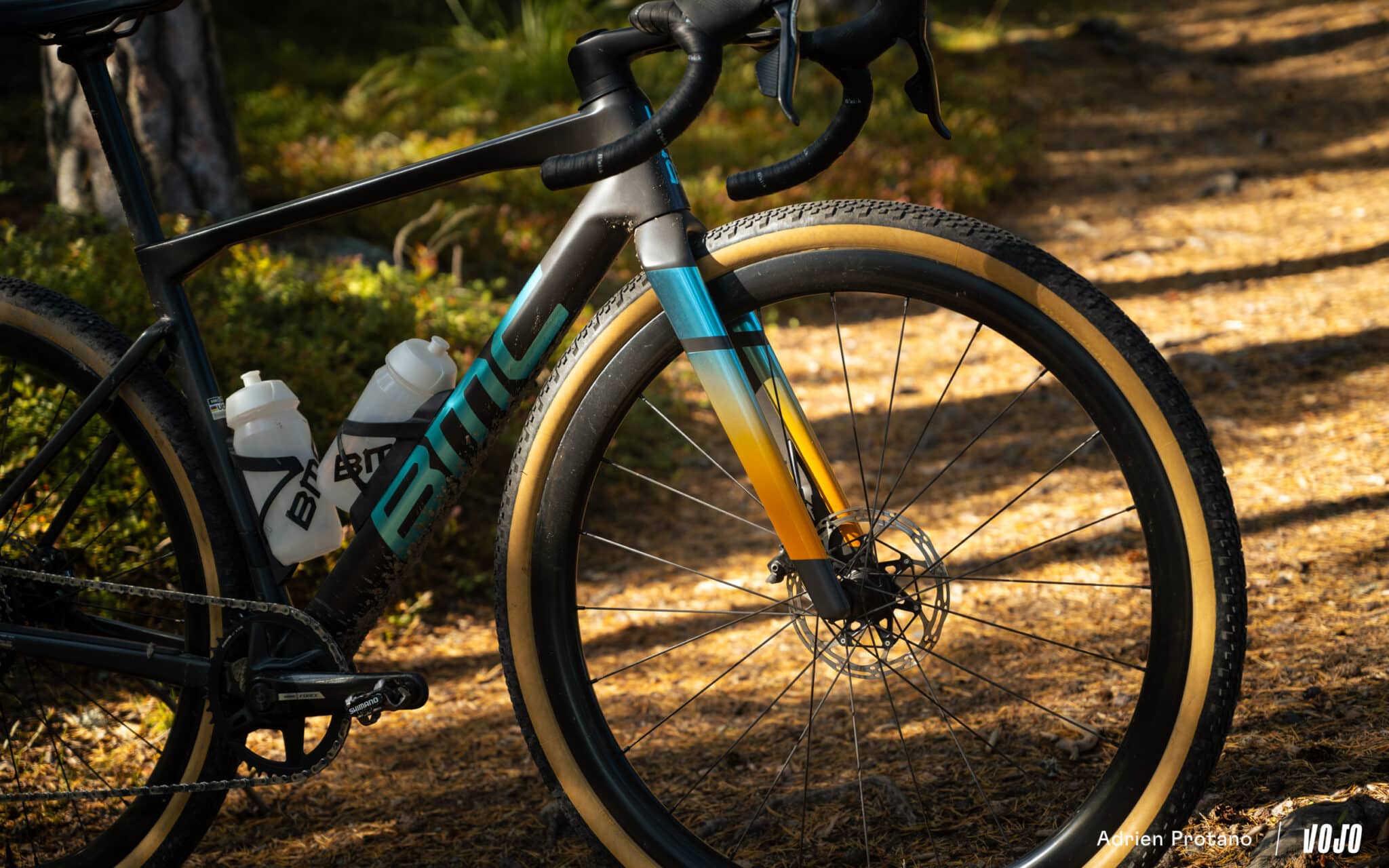 https://www.vojomag.com/app/uploads/2025/09/Nordic Gravel Series Lathi Falling Leaves Gravel test avis comparaison Vojo nouveaute La Cluzaz A.Protano 1 18 2048x1280.jpg