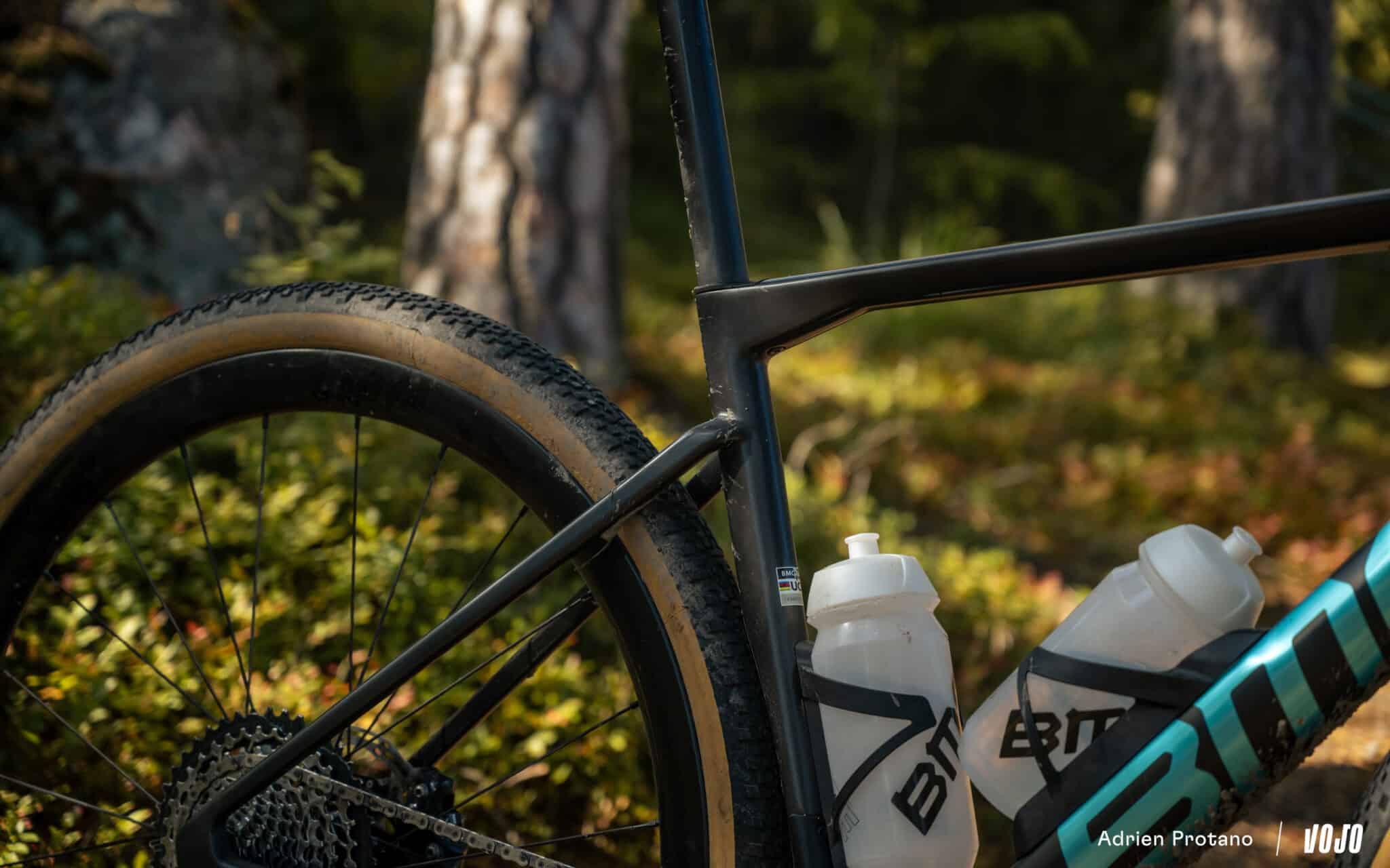 https://www.vojomag.com/app/uploads/2025/09/Nordic Gravel Series Lathi Falling Leaves Gravel test avis comparaison Vojo nouveaute La Cluzaz A.Protano 1 18 2048x1280.jpg