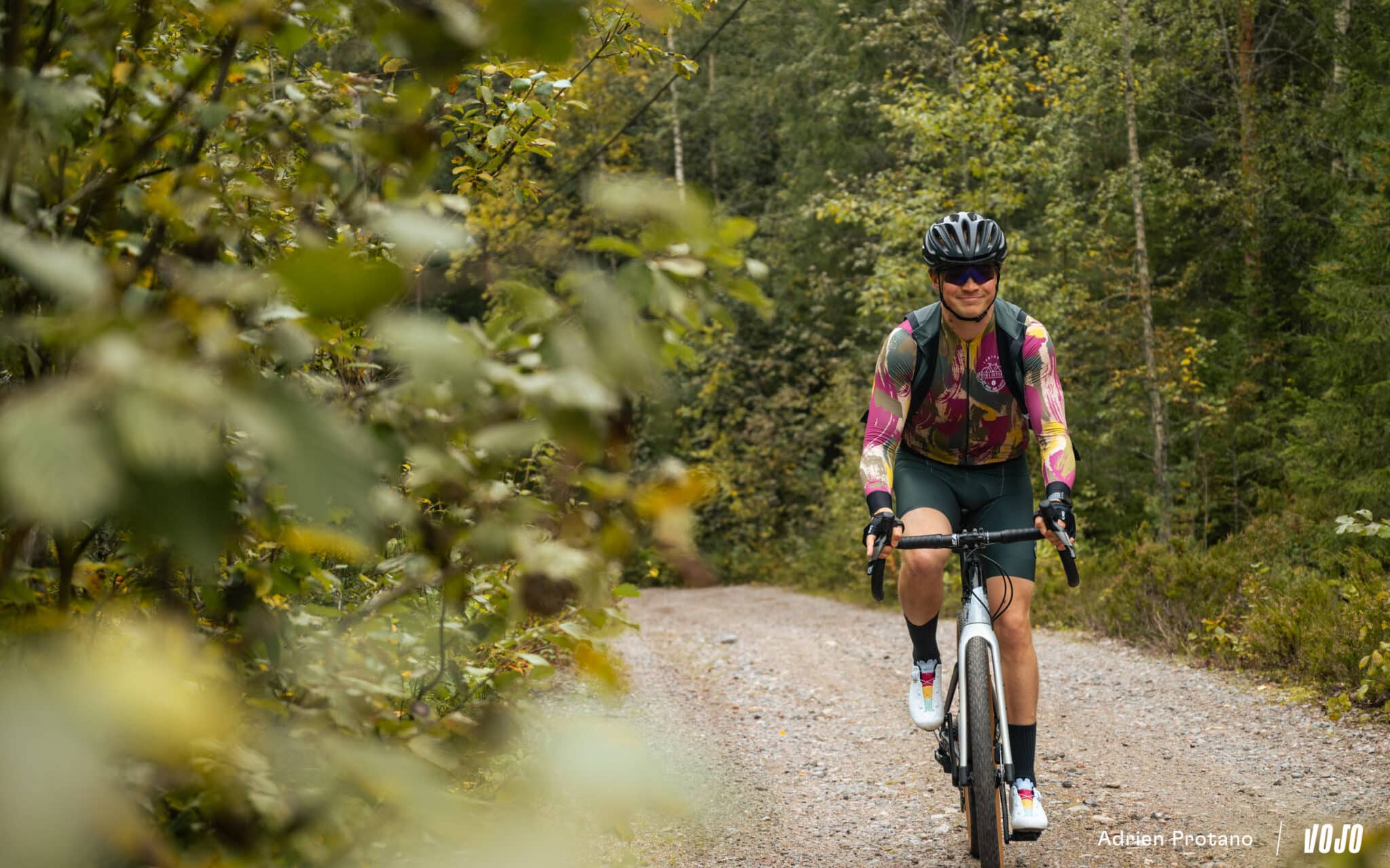 https://www.vojomag.com/app/uploads/2025/09/Nordic Gravel Series Lathi Falling Leaves Gravel test avis comparaison Vojo nouveaute La Cluzaz A.Protano 1 31 2048x1280.jpg