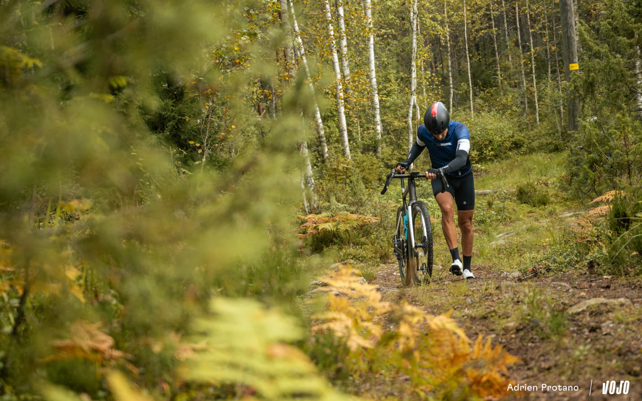 https://www.vojomag.com/app/uploads/2025/09/Nordic Gravel Series Lathi Falling Leaves Gravel test avis comparaison Vojo nouveaute La Cluzaz A.Protano 1 31 2048x1280.jpg