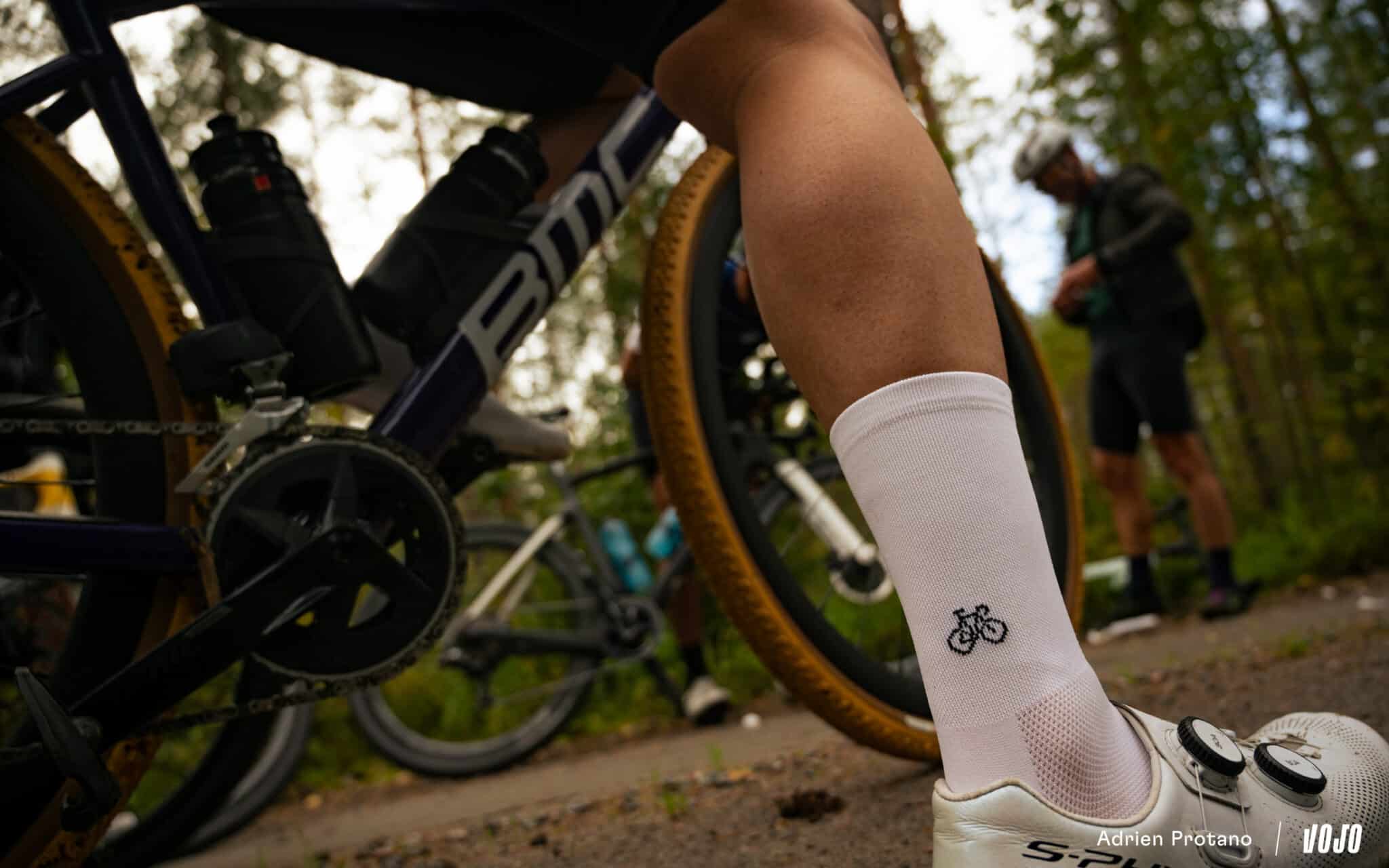 https://www.vojomag.com/app/uploads/2025/09/Nordic Gravel Series Lathi Falling Leaves Gravel test avis comparaison Vojo nouveaute La Cluzaz A.Protano 1 26 2048x1280.jpg