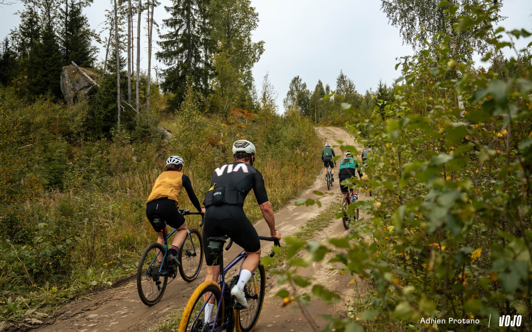https://www.vojomag.com/app/uploads/2025/09/Nordic Gravel Series Lathi Falling Leaves Gravel test avis comparaison Vojo nouveaute La Cluzaz A.Protano 1 26 2048x1280.jpg