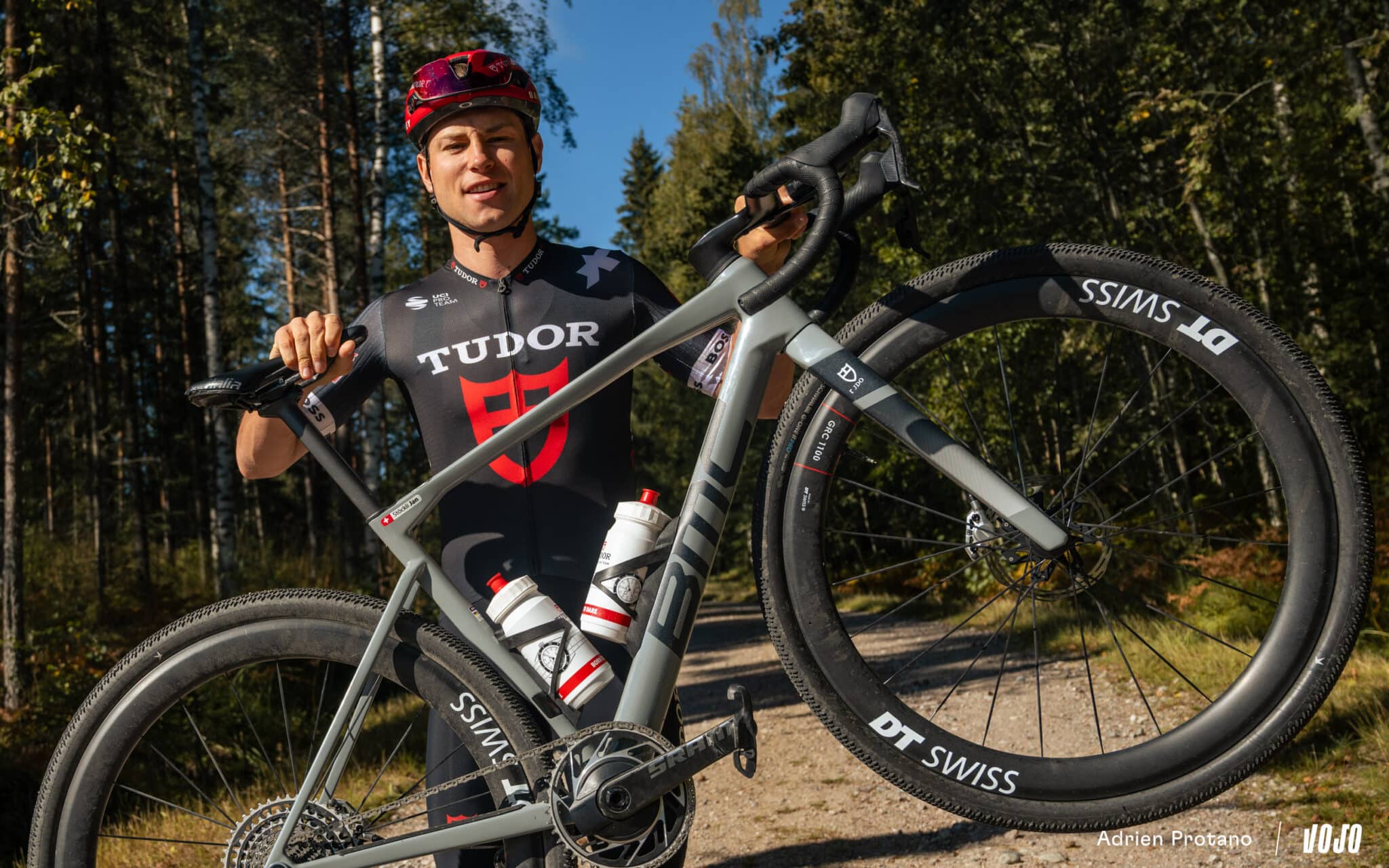 https://www.vojomag.com/app/uploads/2025/09/Nordic Gravel Series Lathi Falling Leaves Gravel test avis comparaison Vojo nouveaute La Cluzaz A.Protano 1 5 2048x1280.jpg