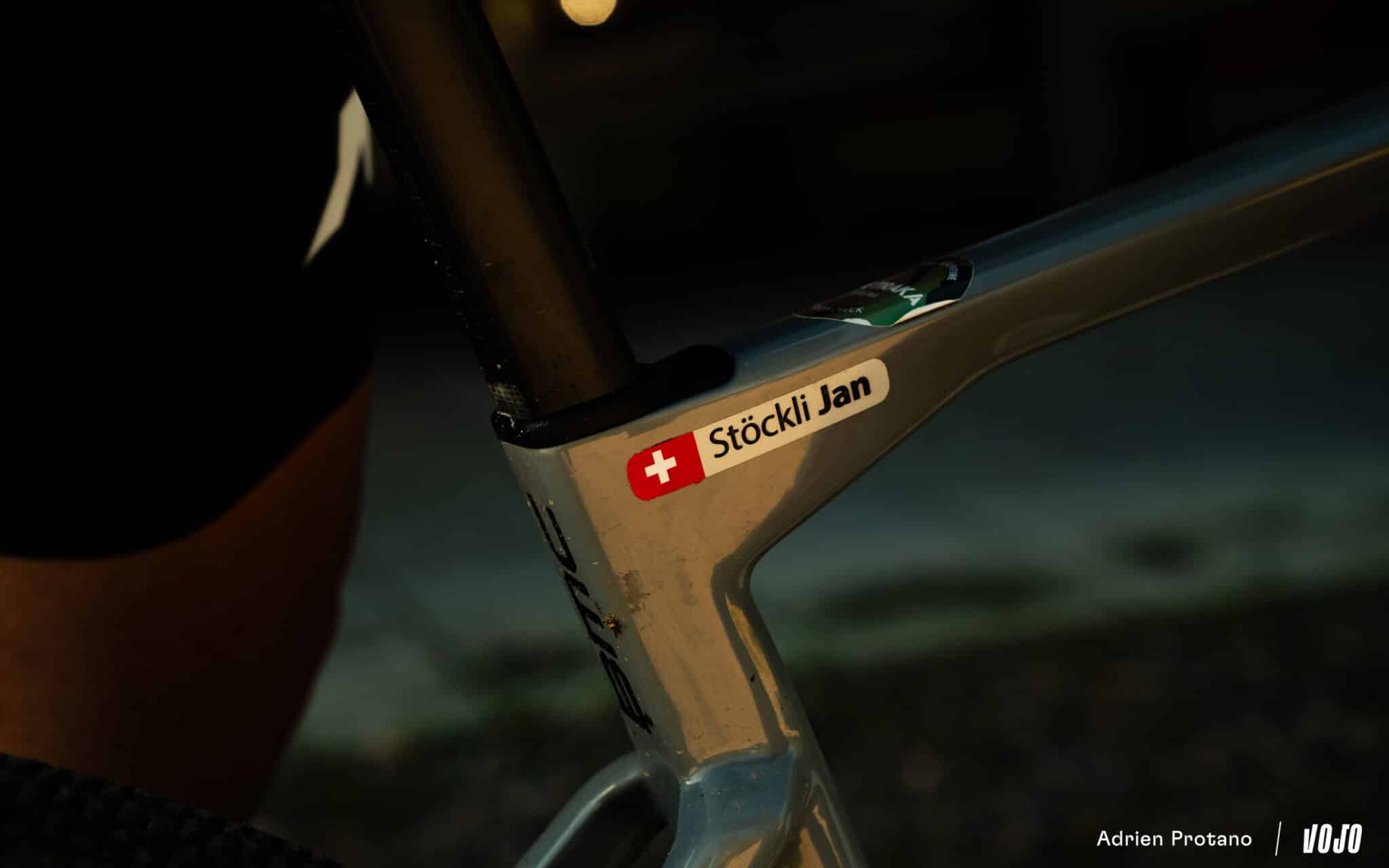 https://www.vojomag.com/app/uploads/2025/09/Nordic Gravel Series Lathi Falling Leaves Gravel test avis comparaison Vojo nouveaute La Cluzaz A.Protano 1 7 2048x1280.jpg