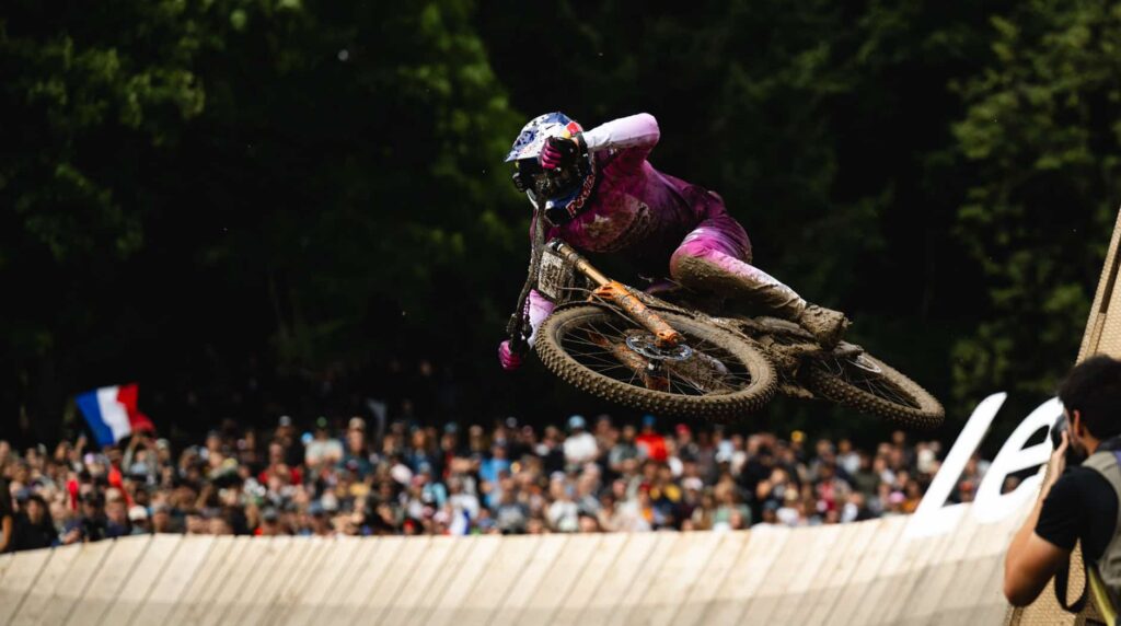Résultats | World Cup Les Gets 2026 – DH Q1 : Vali Höll et Max Alran dominent, Cabirou et Maes 2e
