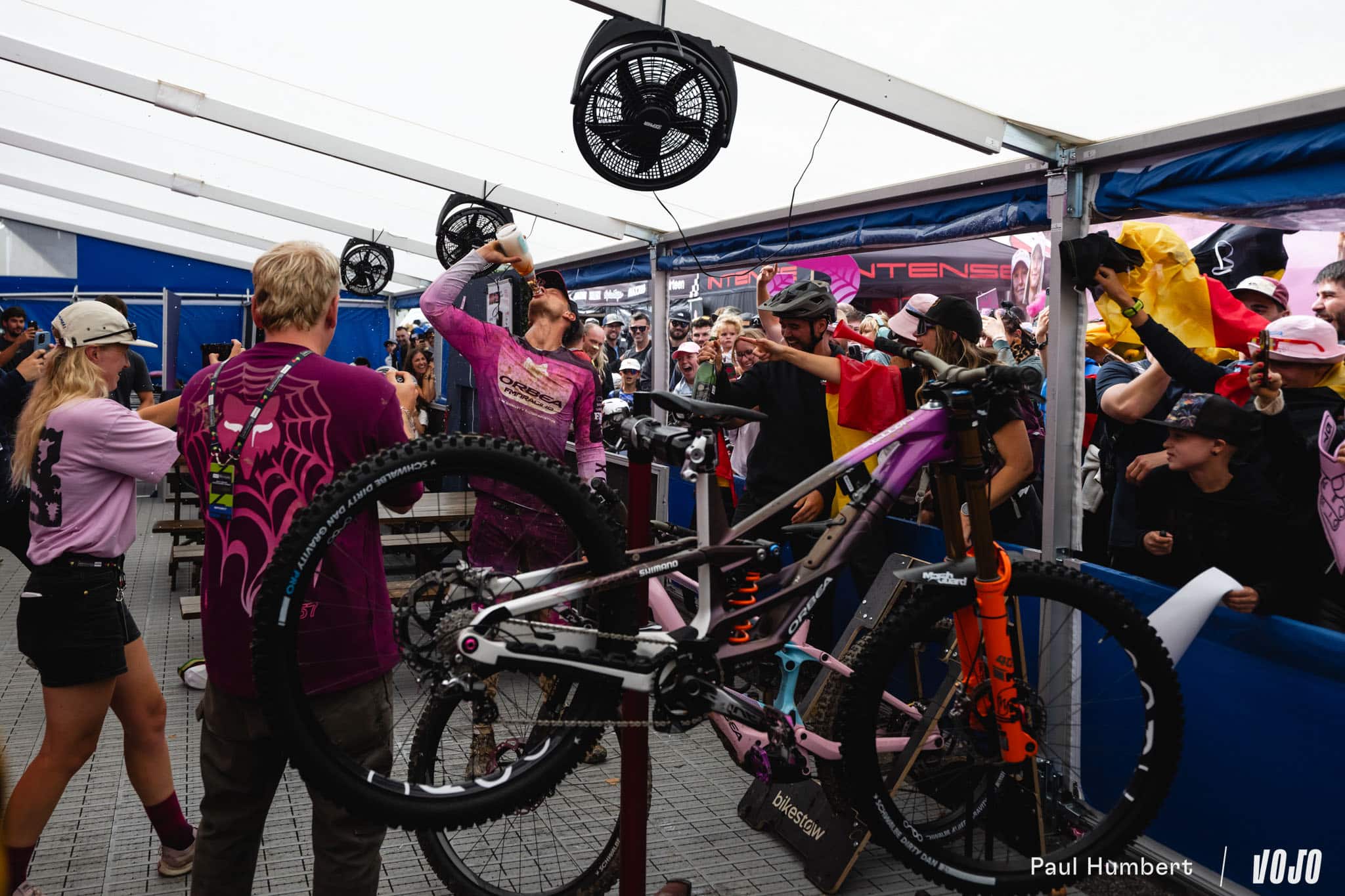 https://www.vojomag.com/app/uploads/2025/09/coach dh chris kilmurray les gets vtt 2025 vojo paul humbert 70.jpg