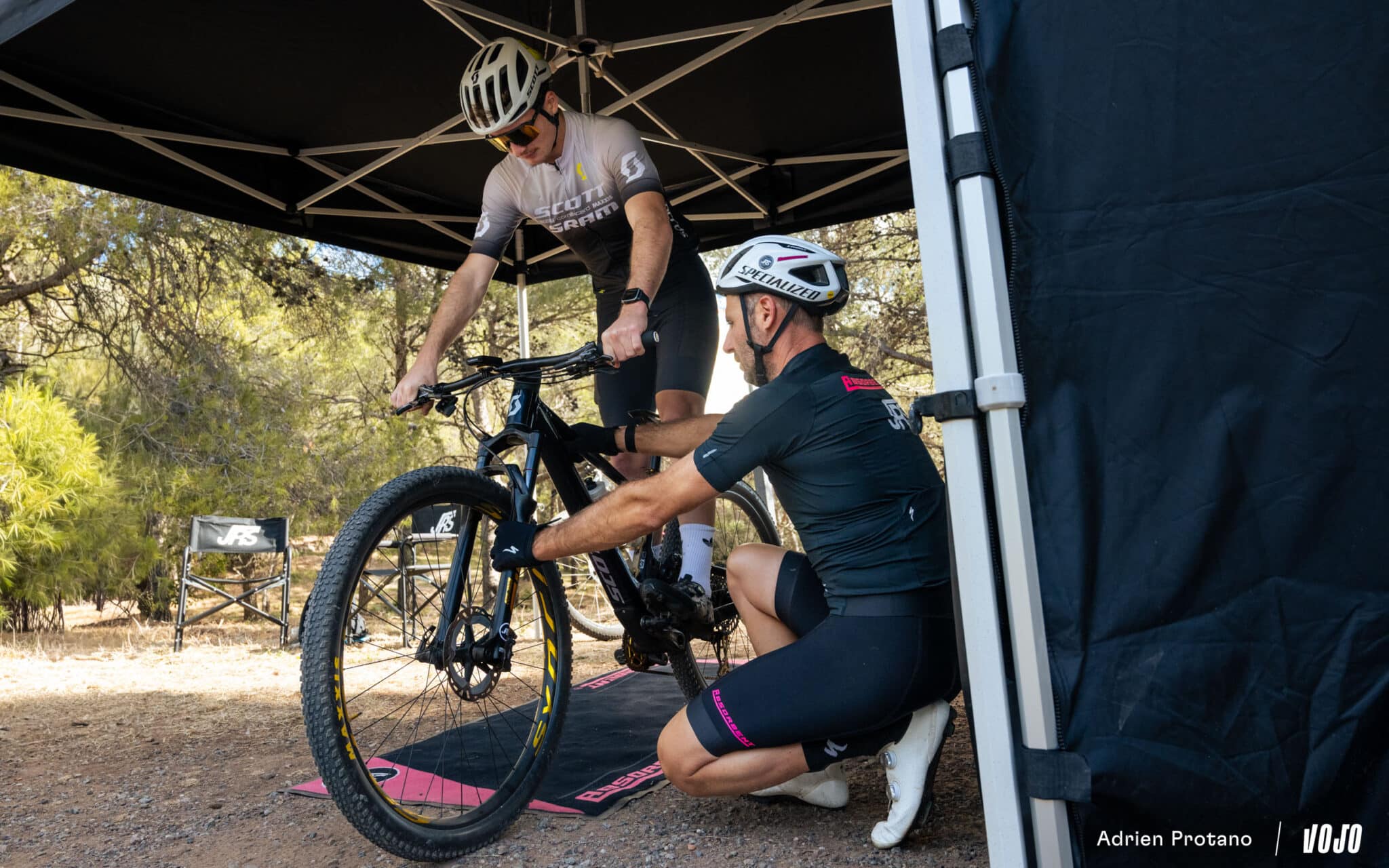 https://www.vojomag.com/app/uploads/2025/10/JRS Racing Suspensions VTT VTTAE test avis comparaison Vojo A.Protano 1 3 2048x1280.jpg