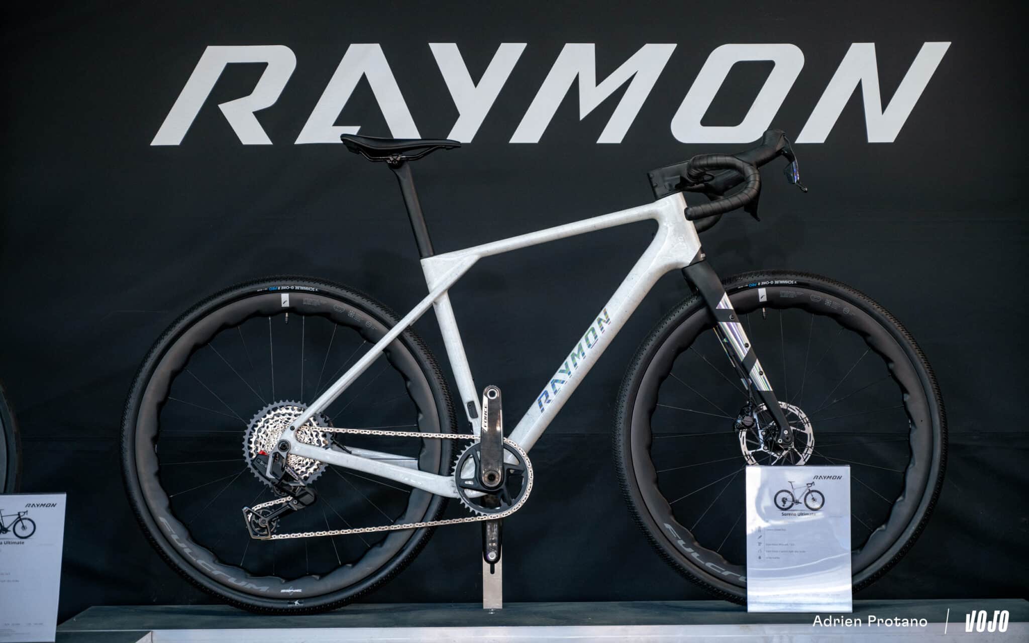 https://www.vojomag.com/app/uploads/2025/10/Roc dAzur 2025 gravel VTT salon test avis comparaison Vojo A.Protano 1 117 2048x1280.jpg