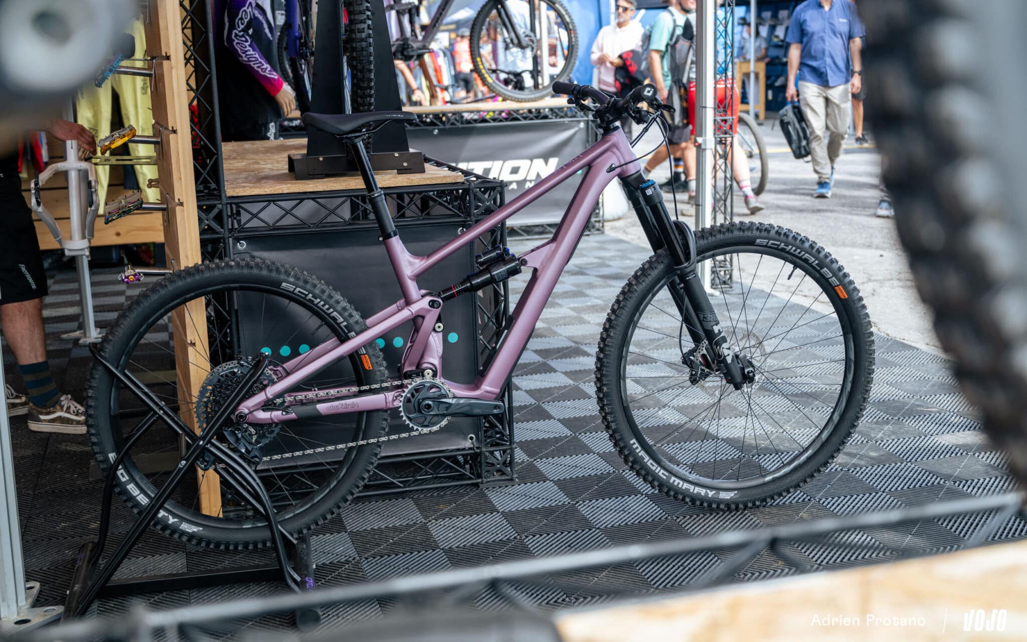 https://www.vojomag.com/app/uploads/2025/10/Roc dAzur 2025 gravel VTT salon test avis comparaison Vojo A.Protano 1 123 2048x1280.jpg