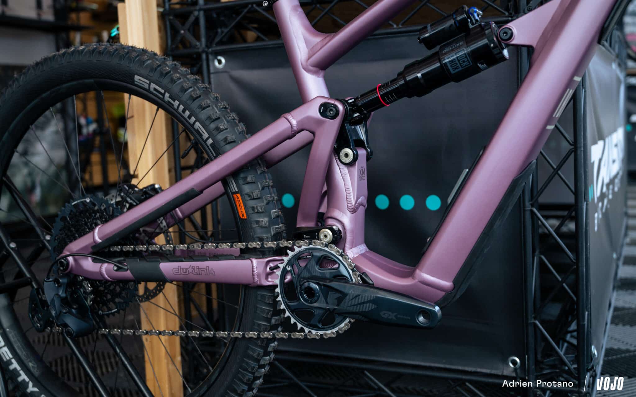 https://www.vojomag.com/app/uploads/2025/10/Roc dAzur 2025 gravel VTT salon test avis comparaison Vojo A.Protano 1 123 2048x1280.jpg