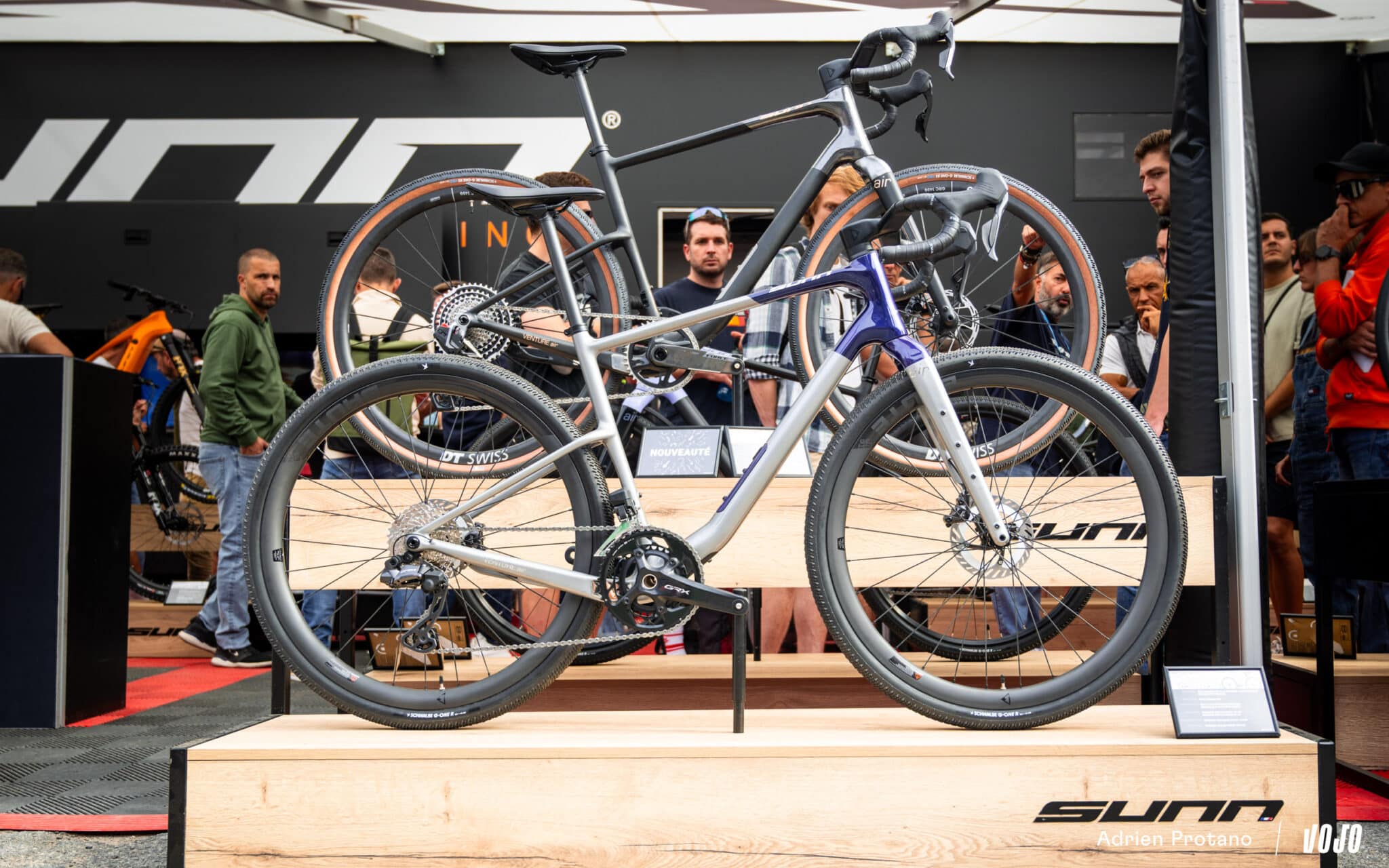 https://www.vojomag.com/app/uploads/2025/10/Roc dAzur 2025 gravel VTT salon test avis comparaison Vojo A.Protano 1 128 2048x1280.jpg