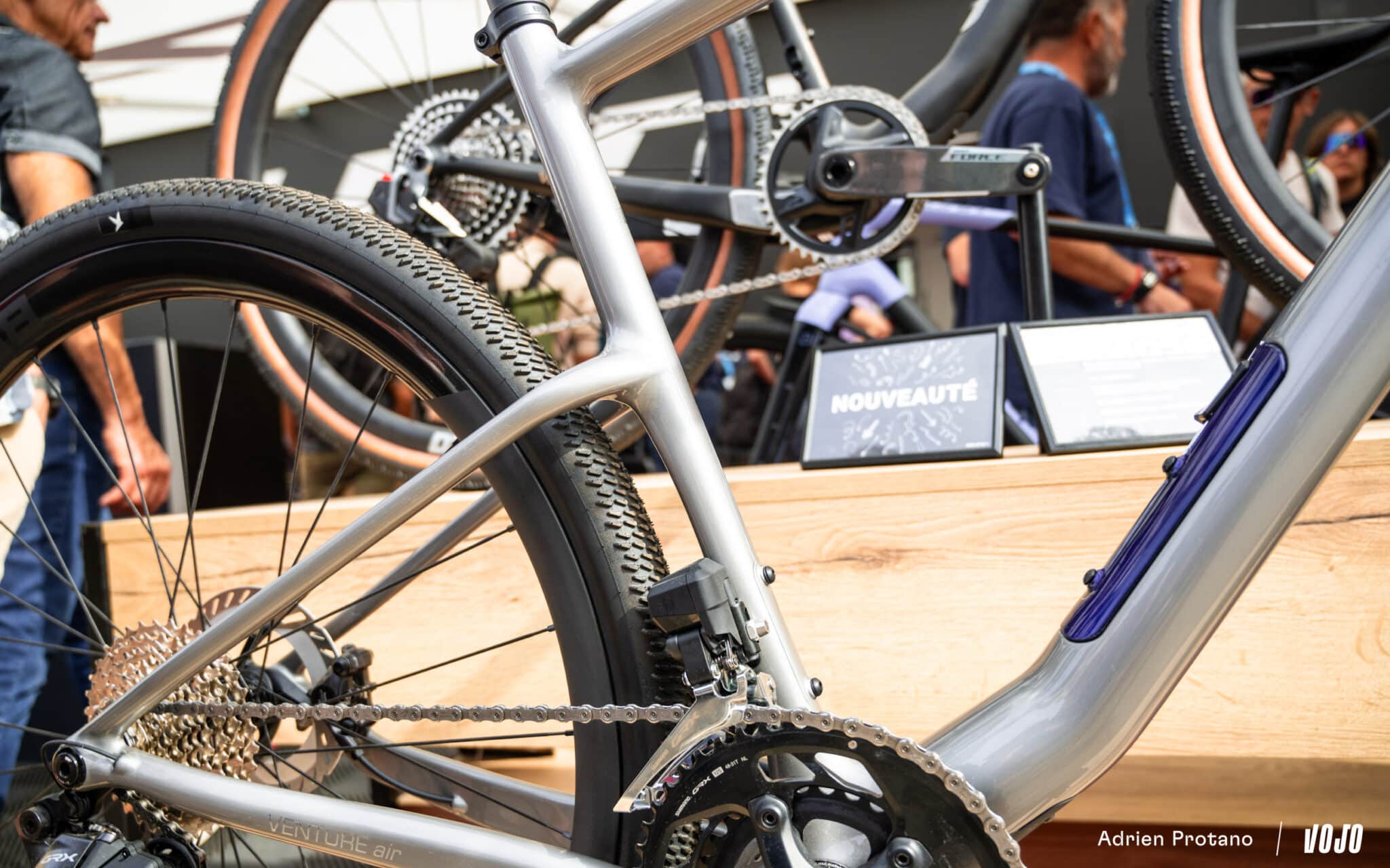 https://www.vojomag.com/app/uploads/2025/10/Roc dAzur 2025 gravel VTT salon test avis comparaison Vojo A.Protano 1 128 2048x1280.jpg