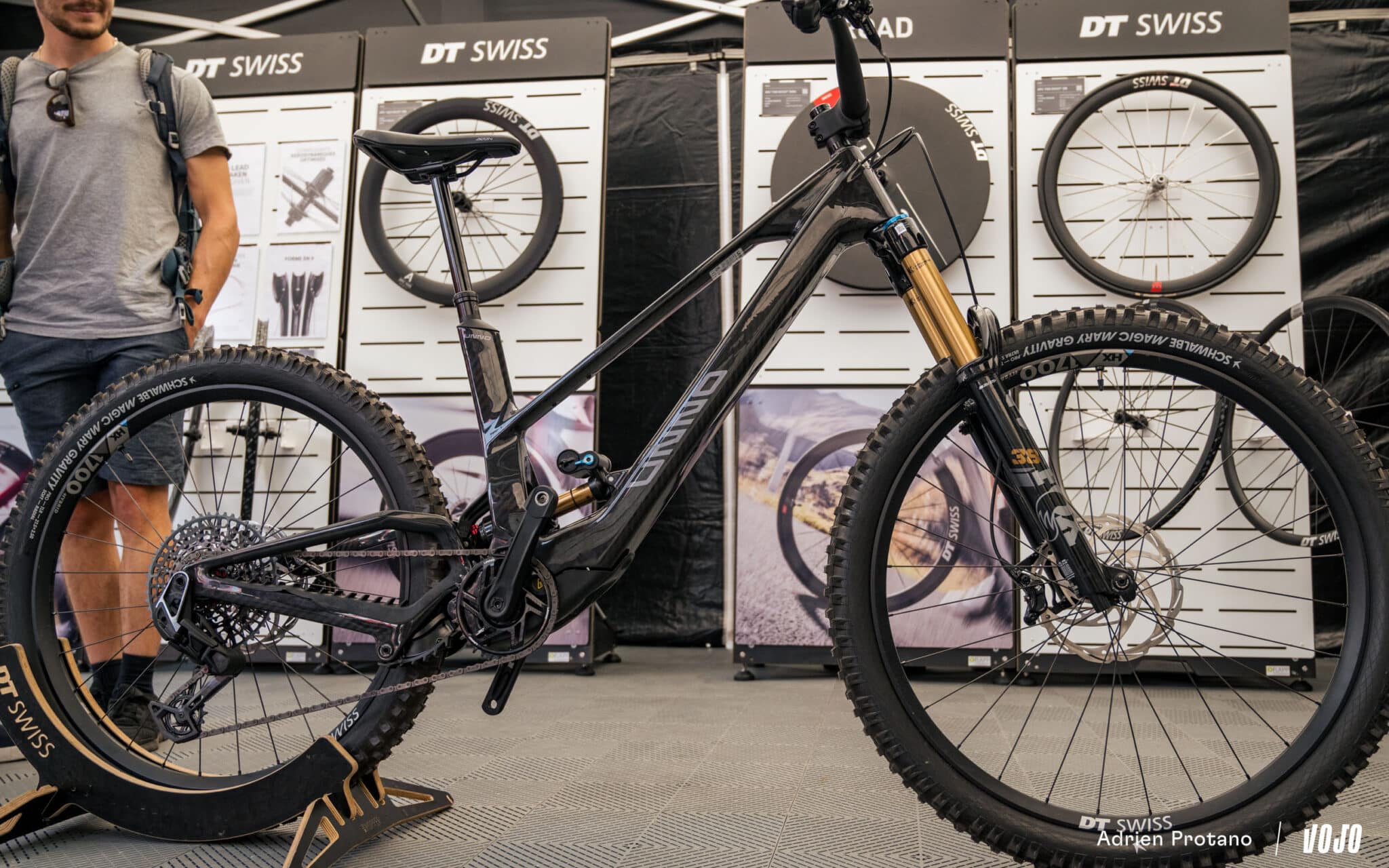 https://www.vojomag.com/app/uploads/2025/10/Roc dAzur 2025 gravel VTT salon test avis comparaison Vojo A.Protano 1 30 2048x1280.jpg