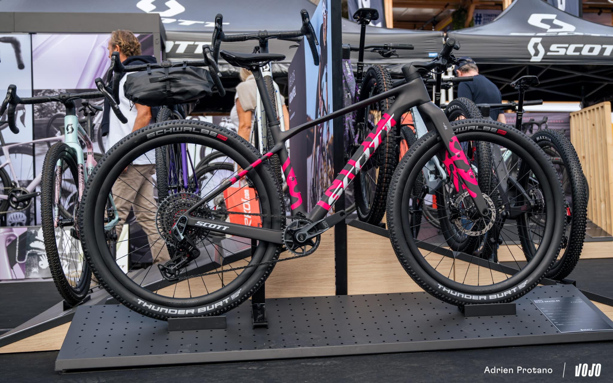 https://www.vojomag.com/app/uploads/2025/10/Roc dAzur 2025 gravel VTT salon test avis comparaison Vojo A.Protano 1 33 2048x1280.jpg