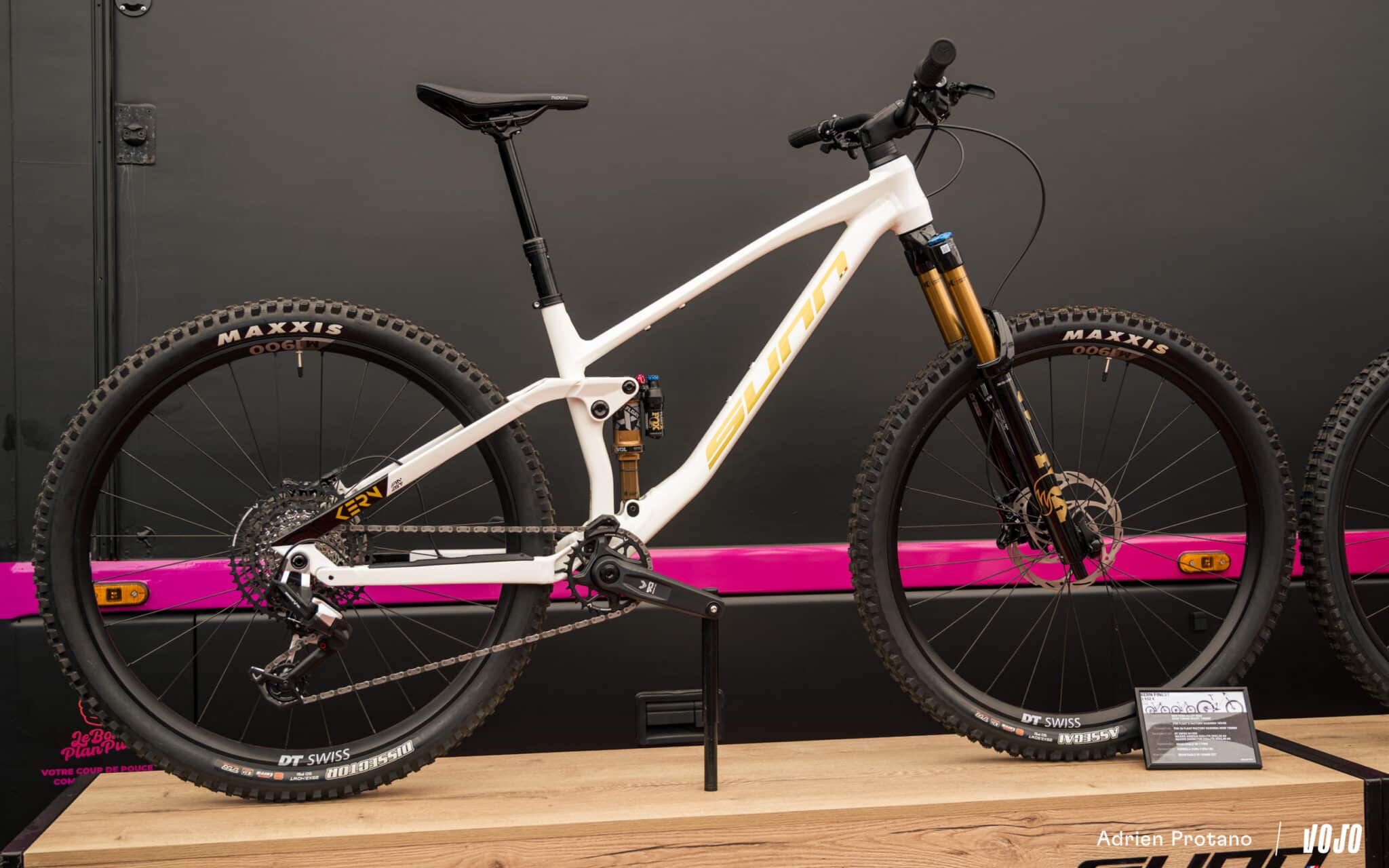 https://www.vojomag.com/app/uploads/2025/10/Roc dAzur 2025 gravel VTT salon test avis comparaison Vojo A.Protano 1 39 2048x1280.jpg