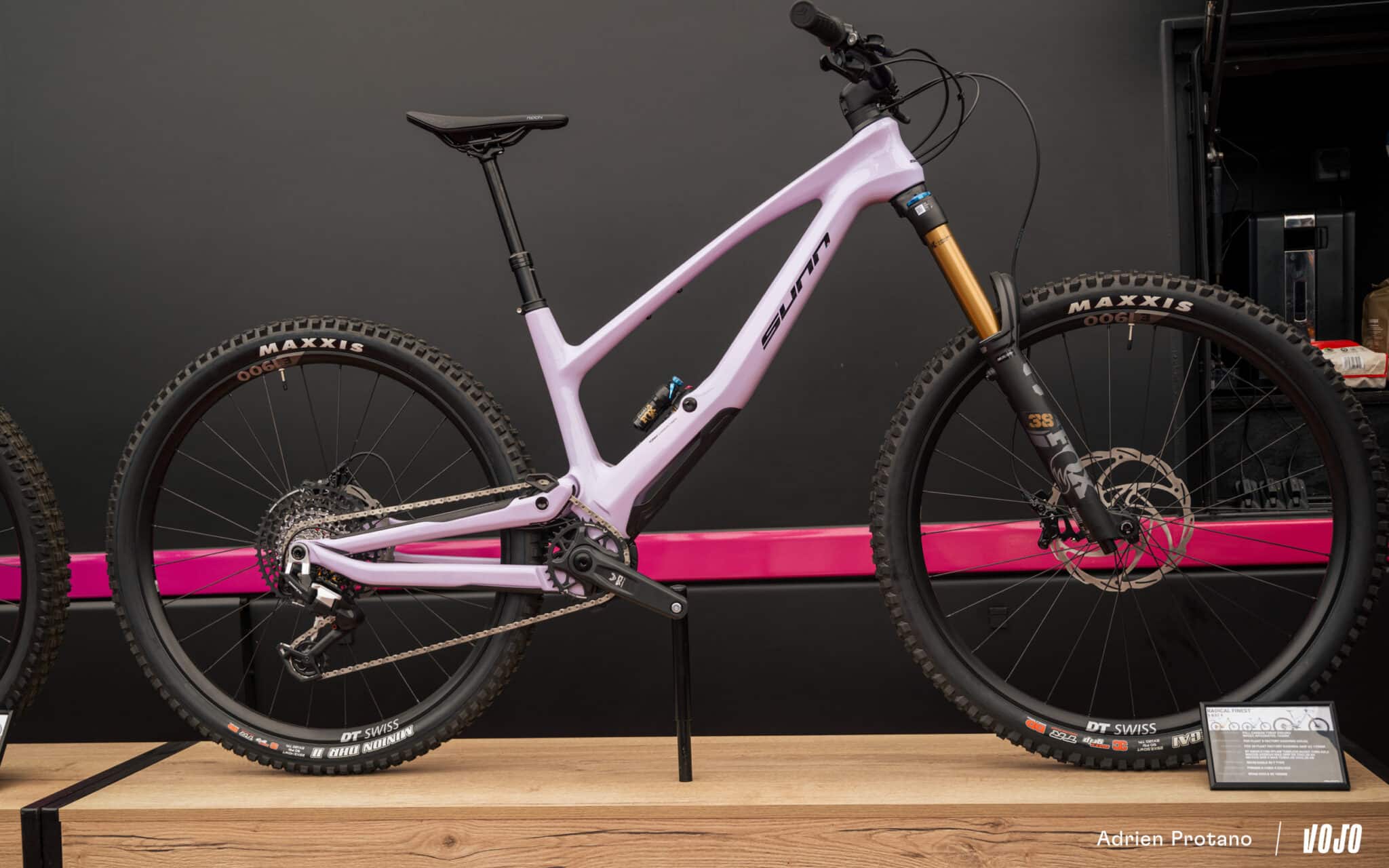 https://www.vojomag.com/app/uploads/2025/10/Roc dAzur 2025 gravel VTT salon test avis comparaison Vojo A.Protano 1 40 2048x1280.jpg
