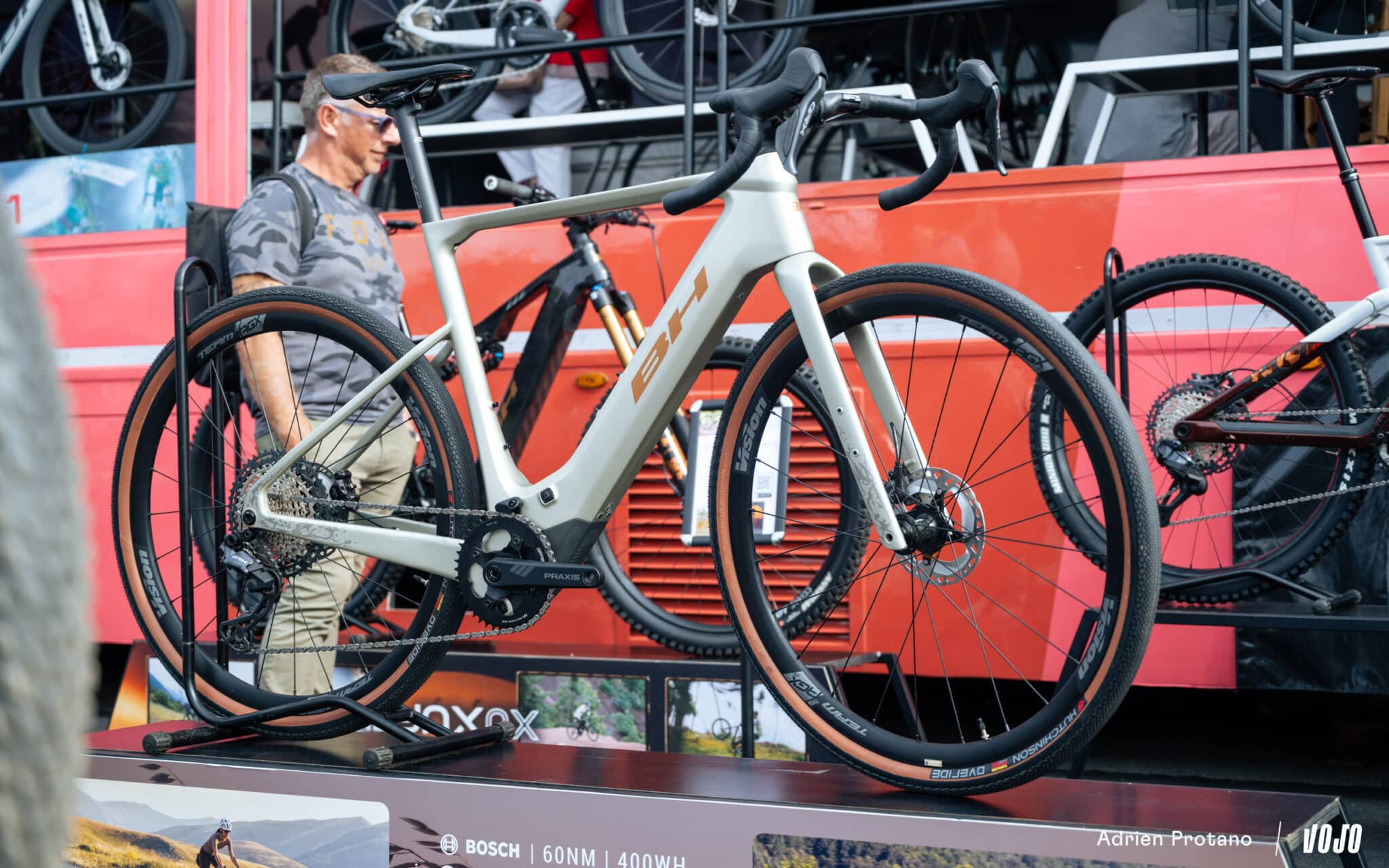 https://www.vojomag.com/app/uploads/2025/10/Roc dAzur 2025 gravel VTT salon test avis comparaison Vojo A.Protano 1 59 2048x1280.jpg