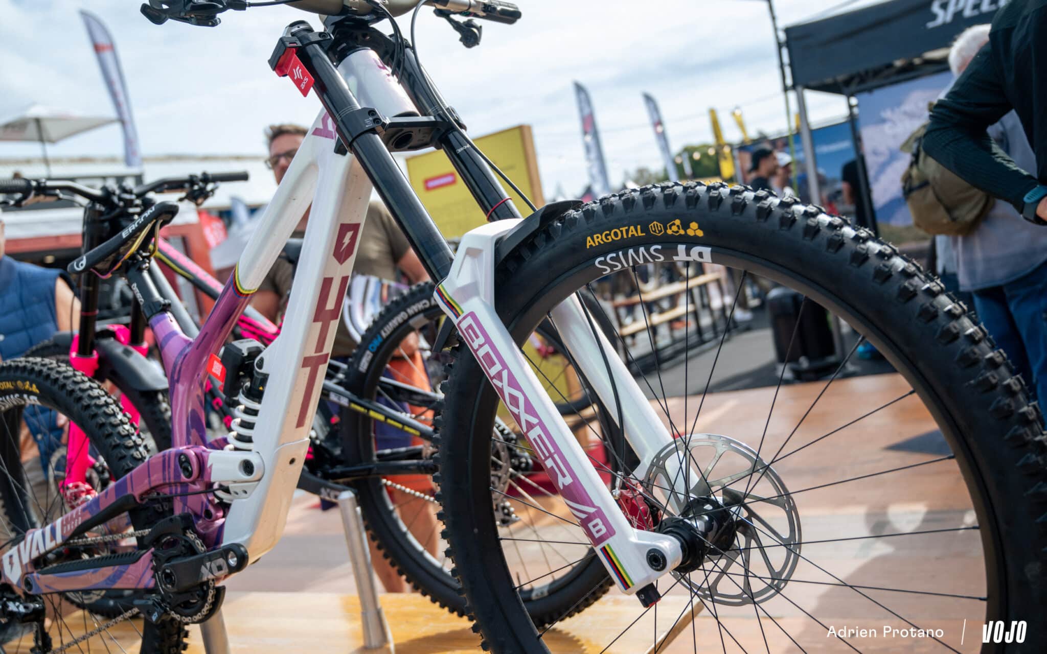 https://www.vojomag.com/app/uploads/2025/10/Roc dAzur 2025 gravel VTT salon test avis comparaison Vojo A.Protano 1 79 2048x1280.jpg