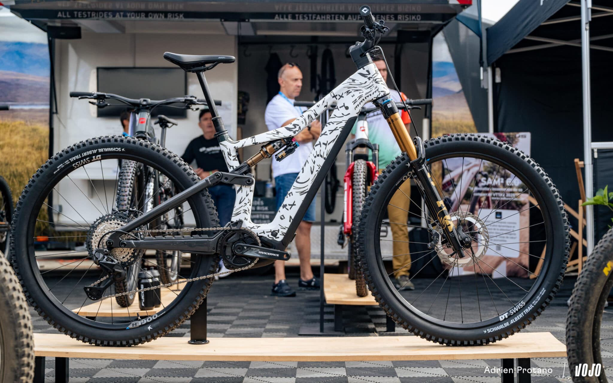 https://www.vojomag.com/app/uploads/2025/10/Roc dAzur 2025 gravel VTT salon test avis comparaison Vojo A.Protano 1 90 2048x1280.jpg