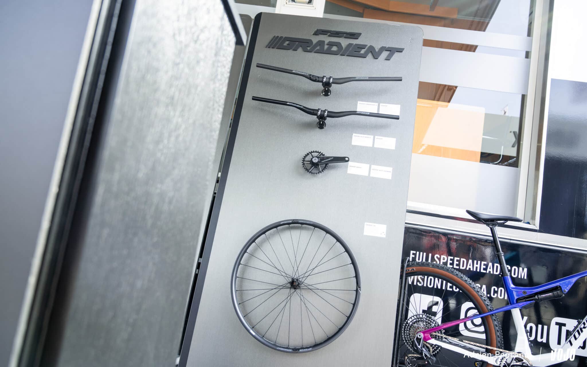 https://www.vojomag.com/app/uploads/2025/10/Roc dAzur 2025 gravel VTT salon test avis comparaison Vojo A.Protano 4 2048x1280.jpg