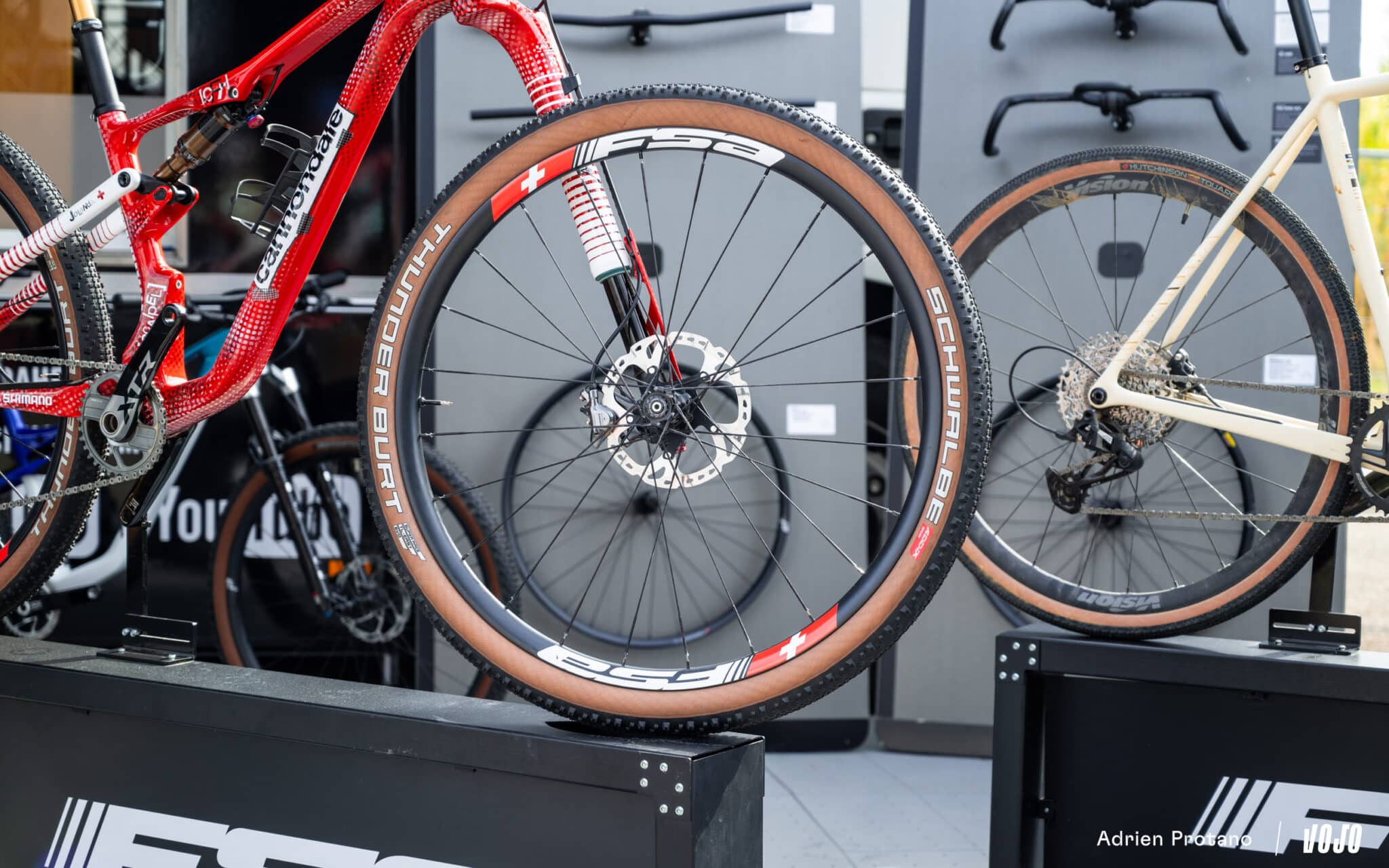 https://www.vojomag.com/app/uploads/2025/10/Roc dAzur 2025 gravel VTT salon test avis comparaison Vojo A.Protano 6 2048x1280.jpg