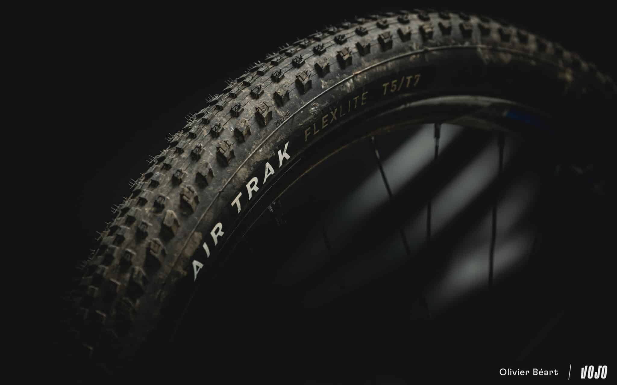 https://www.vojomag.com/app/uploads/2025/10/Specialized Fast Trak Air Trak pneus XC Flexlite test essai avis - Copyright Olivier Beart Vojo Magazine 6 2048x1280.jpg