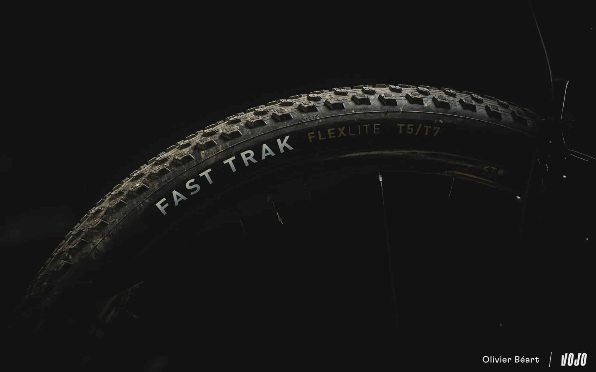 https://www.vojomag.com/app/uploads/2025/10/Specialized Fast Trak Air Trak pneus XC Flexlite test essai avis - Copyright Olivier Beart Vojo Magazine 14 2048x1280.jpg