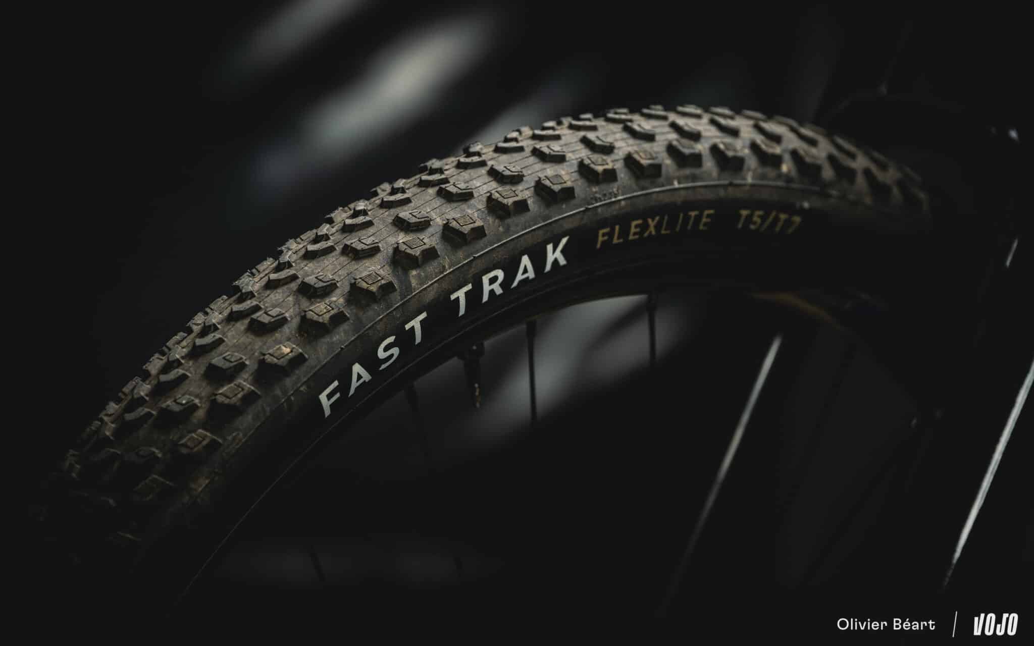 https://www.vojomag.com/app/uploads/2025/10/Specialized Fast Trak Air Trak pneus XC Flexlite test essai avis - Copyright Olivier Beart Vojo Magazine 6 2048x1280.jpg