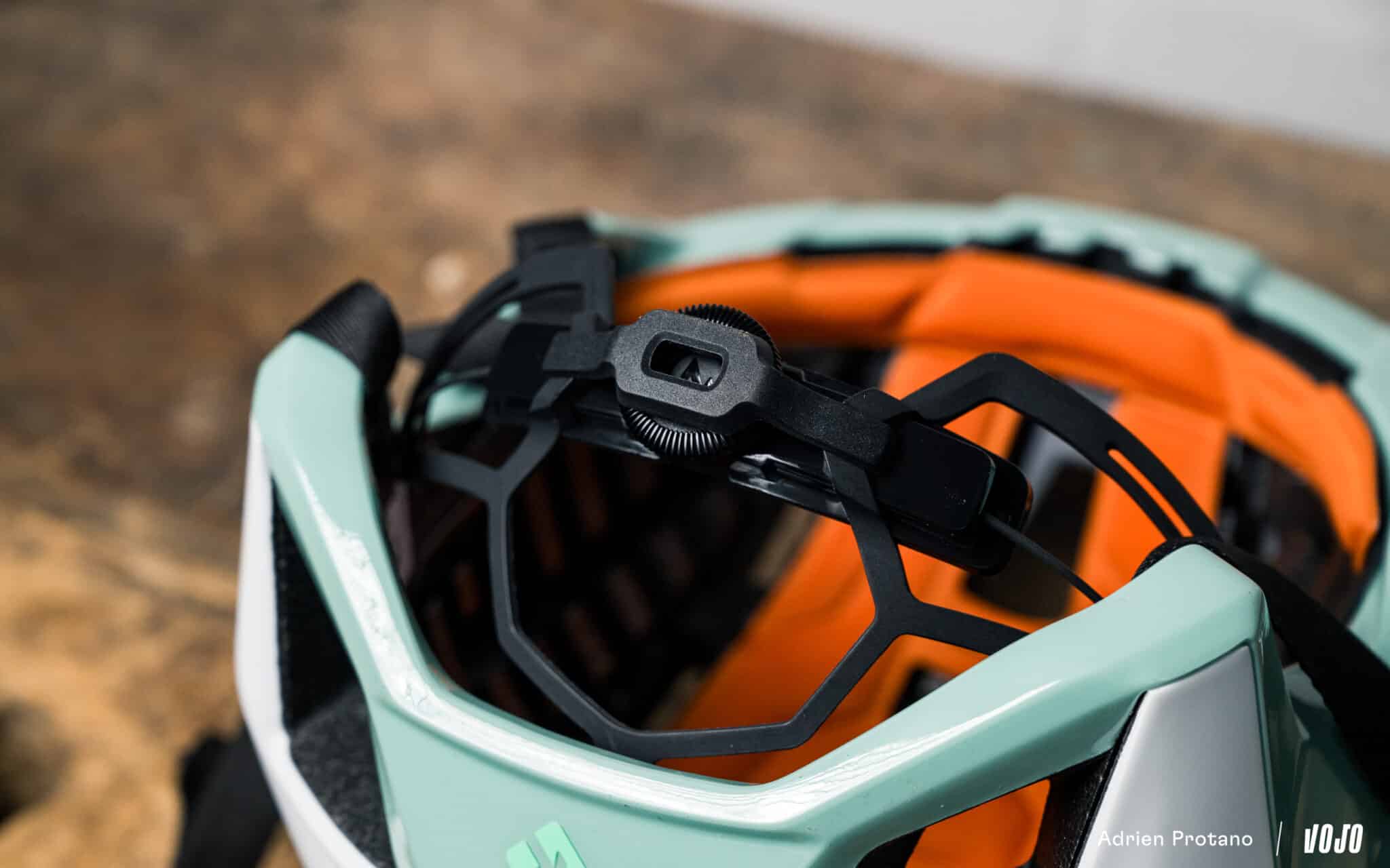 https://www.vojomag.com/app/uploads/2025/11/Lazer Impala Kineticore Test Action Avis Comparaison VTT A.Protano - Copyright 1 14 2048x1280.jpg