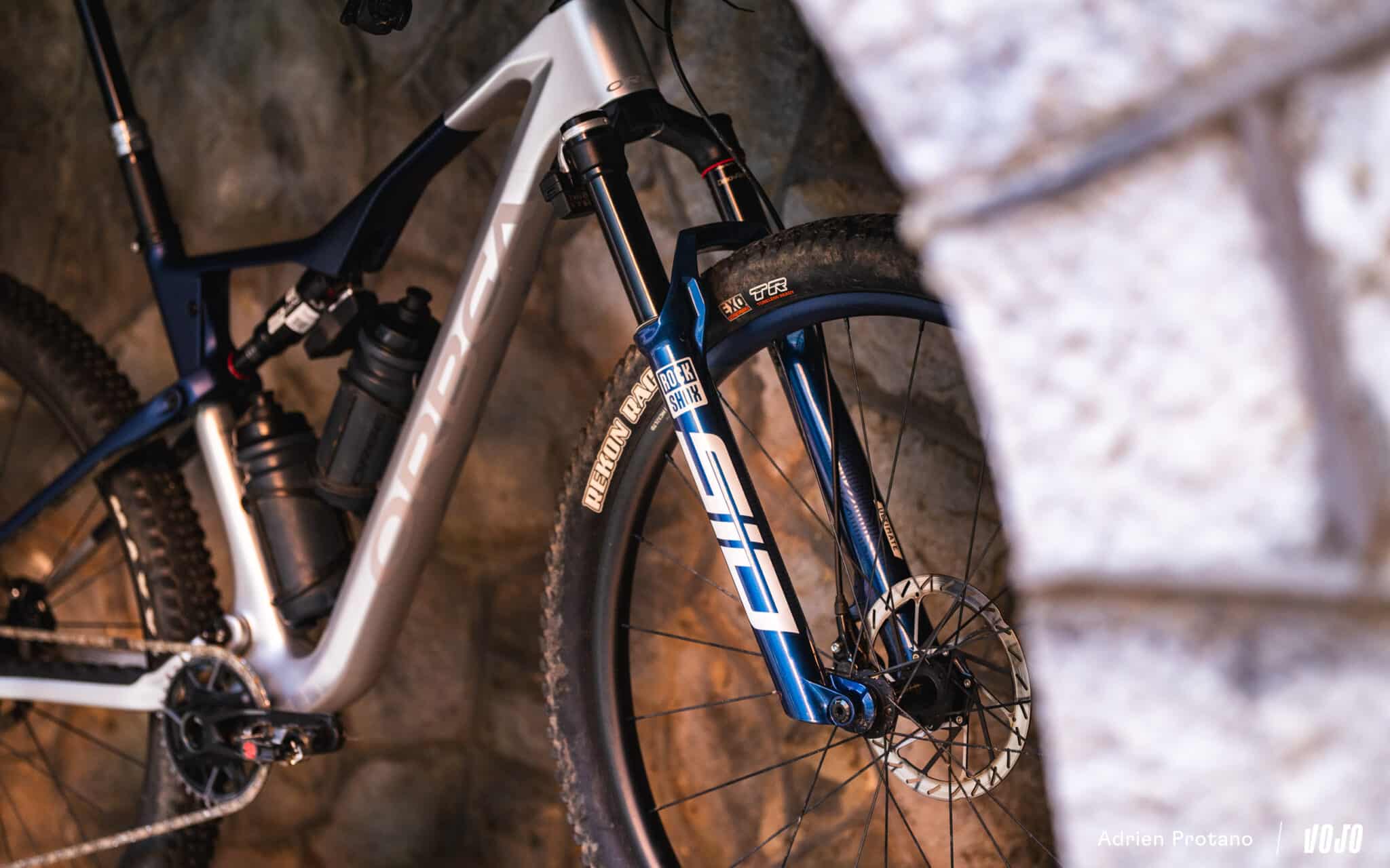 https://www.vojomag.com/app/uploads/2025/11/Orbea Oiz 2025 Test Avis Comparaison VTT A.Protano - Copyright 4 1 2048x1280.jpg