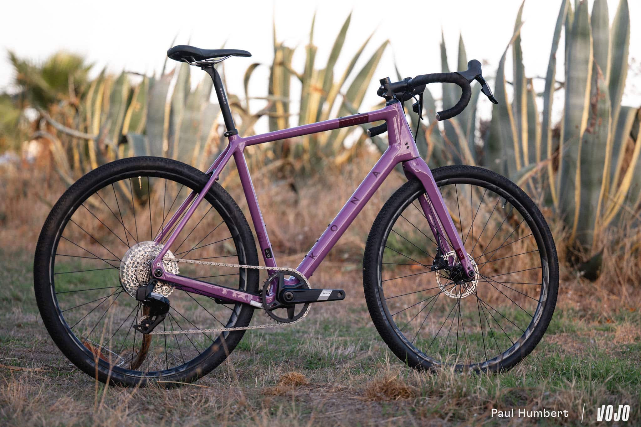 https://www.vojomag.com/app/uploads/2025/11/gravel kona libre cr carbone velo bike packing 2025 vojo paul humbert 20.jpg