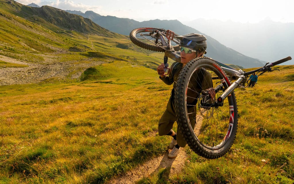 Vidéo | Les échecs n’existent pas : de Chamonix à Zermatt en VTT