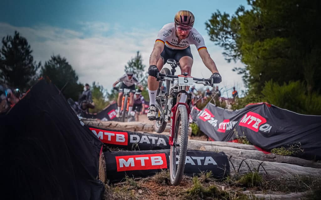 Spyshot | Luca Schwarzbauer impose son Canyon Lux proto à Chelva