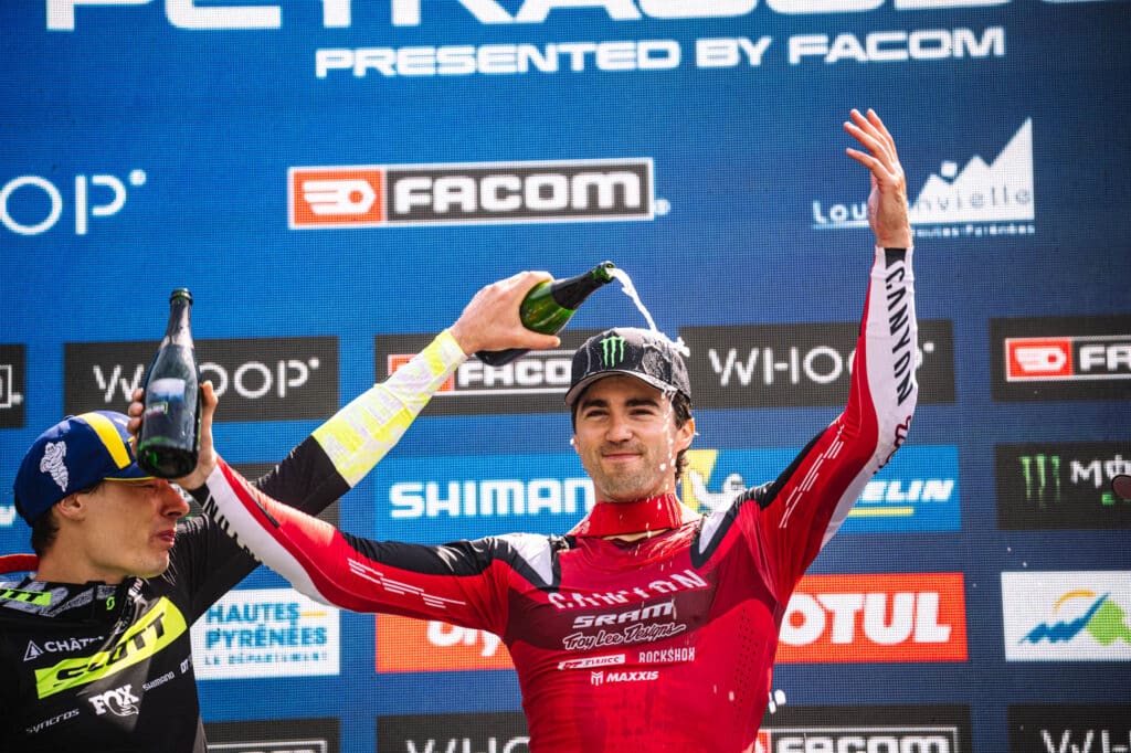 World Cup DHI 2026 – Loudenvielle | Luca Shaw remporte enfin sa première coupe du monde !