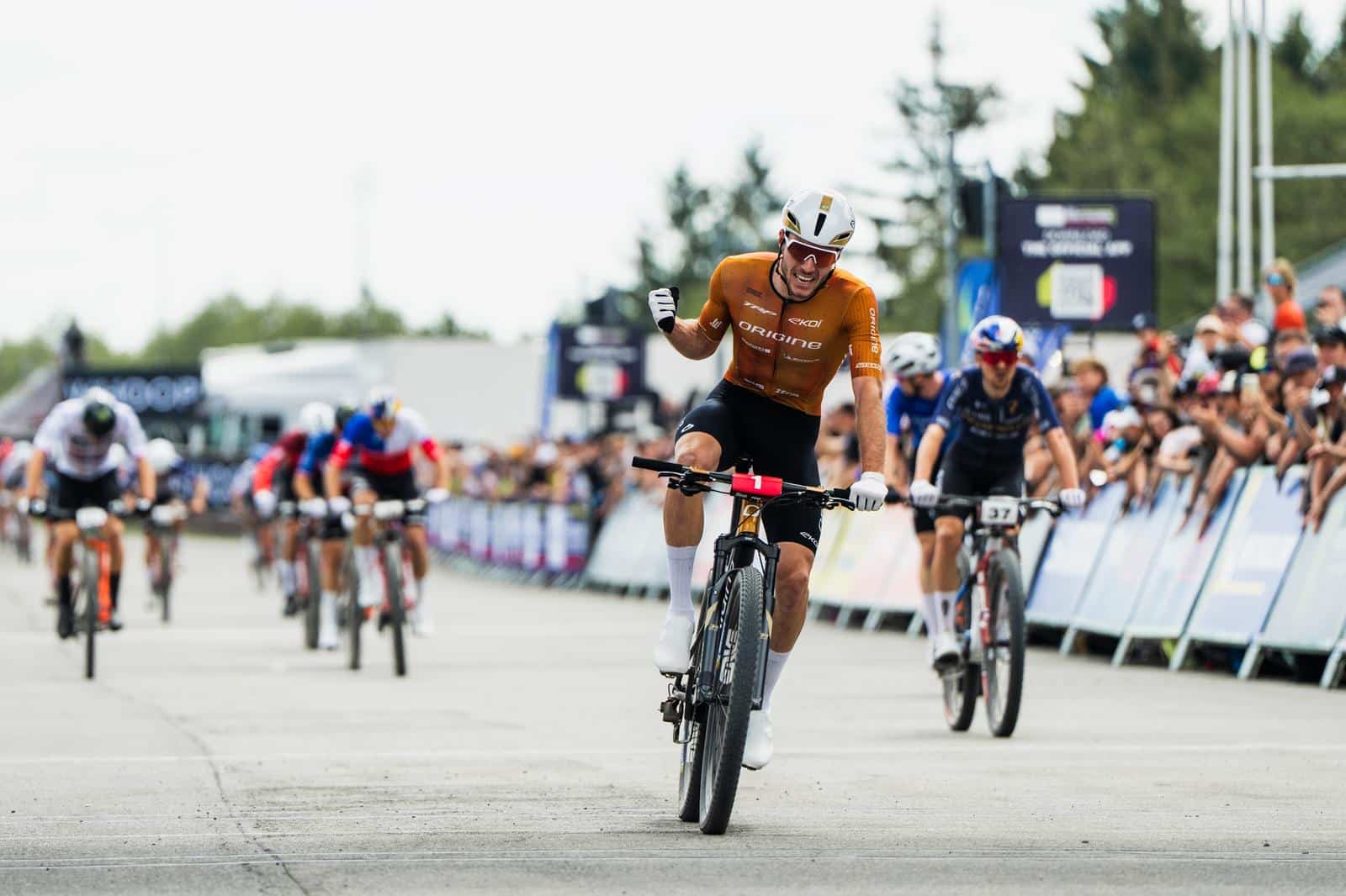 Résultats | World Cup XCC 2026 – Nove Mesto : Azzaro dompte le monstre Pidcock