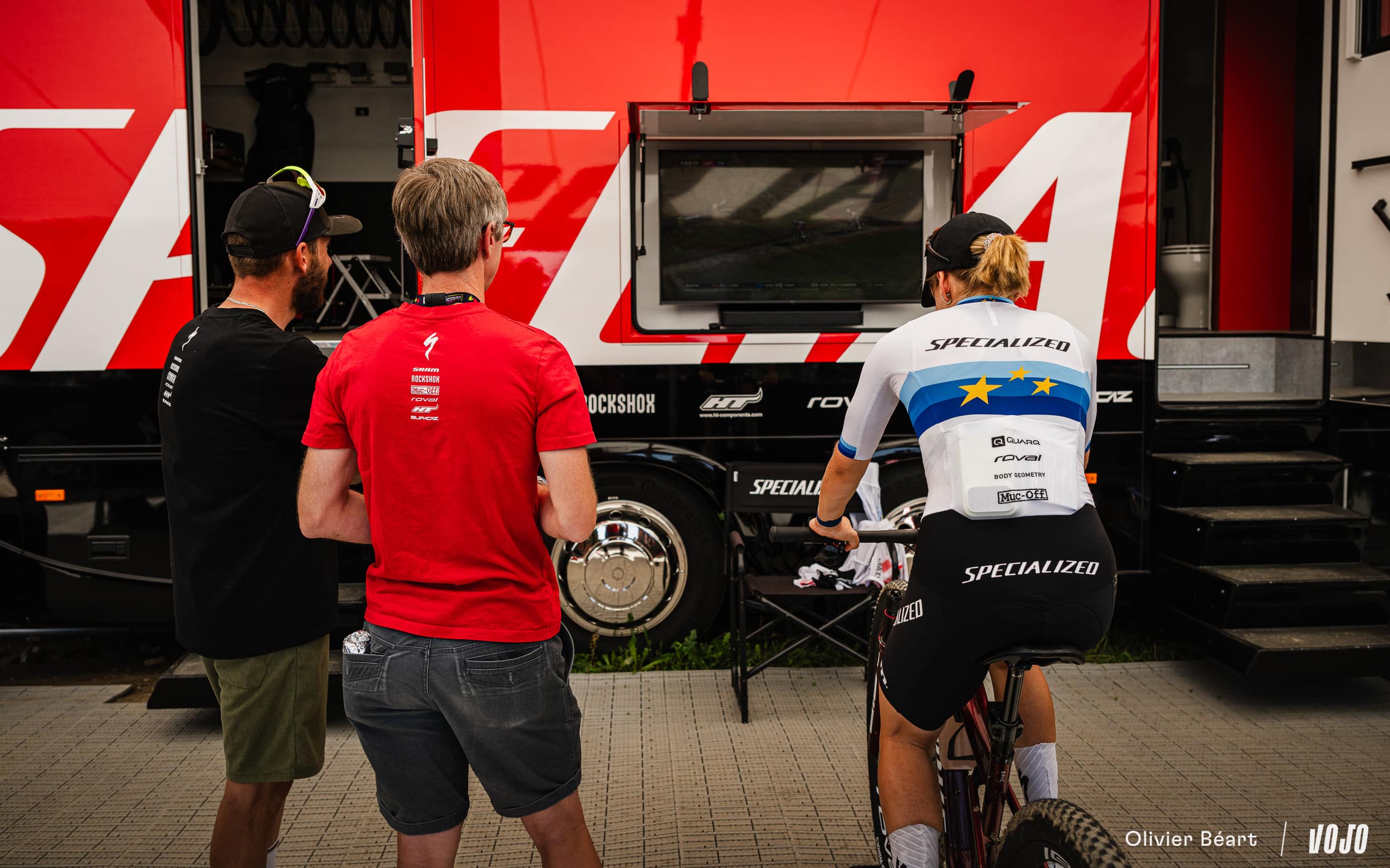 Le champion du monde XCC n’a rien raté des courses des Gets, comme ici où il regarde son coéquipier Adrien Boichis prendre l’ascendant sur Mathieu van der Poel, aux cotés de Sina Frei, en plein décrassage après sa victoire chez les Dames.