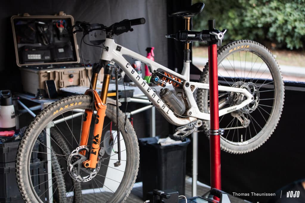 Spyshot | Un proto Commencal Meta V6 pour Alex Rudeau