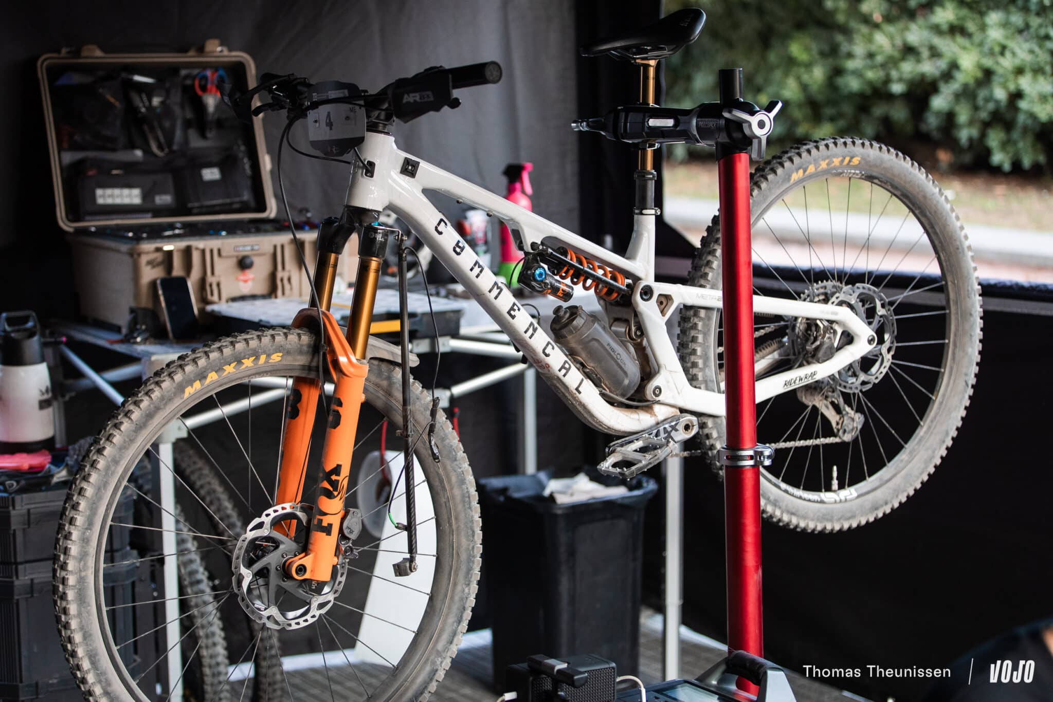 Spyshot | Un proto Commencal Meta V6 pour Alex Rudeau